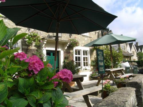 Neeld Arms Hotel Grittleton Exterior photo