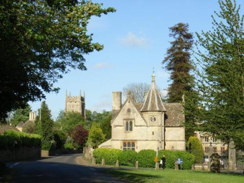 Neeld Arms Hotel Grittleton Exterior photo